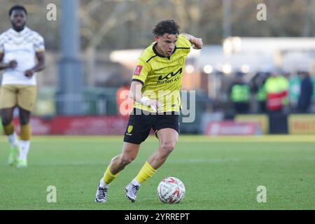 Burton Upon Trent, Großbritannien, 1. Dezember 2024. Tomas Kalinauskas von Burton Albion während des Spiels zwischen Burton Albion und Tamworth. FA Cup zweite Runde Stockfoto