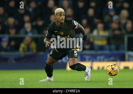 Liverpool, Großbritannien. Dezember 2024. Mario Lemina von Wolverhampton Wanderers in Aktion. Premier League-Spiel Everton gegen Wolverhampton Wanderers im Goodison Park in Liverpool am Mittwoch, 4. Dezember 2024. Dieses Bild darf nur für redaktionelle Zwecke verwendet werden. Nur redaktionelle Verwendung, Bild von Chris Stading/Andrew Orchard Sportfotografie/Alamy Live News Credit: Andrew Orchard Sportfotografie/Alamy Live News Stockfoto