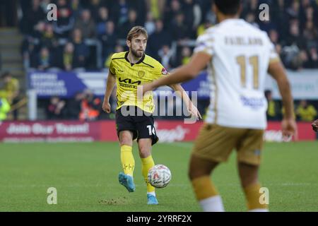 Burton Upon Trent, Großbritannien, 1. Dezember 2024. Jack Cooper Love of Burton Albion während des Spiels zwischen Burton Albion und Tamworth. FA Cup zweite Runde ( Stockfoto