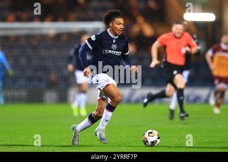 4. Dezember 2024; Dens Park, Dundee, Schottland: Schottischer Premiership Football, Dundee gegen Motherwell; Oluwaseun Adewumi aus Dundee Stockfoto