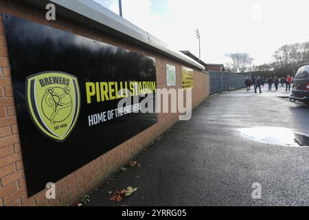 Burton Upon Trent, Großbritannien, 1. Dezember 2024. Allgemeiner Blick außerhalb des Pirelli-Stadions während des Spiels zwischen Burton Albion und Tamworth. FA Cup Zweiter Stockfoto