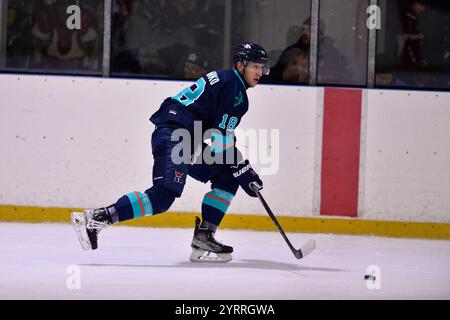 Kiew, Ukraine. Dezember 2024. Kiew, Ukraine 4. Dezember 2024 Tschernenko Sergej (18 Kapitale) in Aktion während des ukrainischen Eishockey-Meisterschaftsspiels 2024/2025 zwischen Kiew Kapitals und Kryzhynka-Shalet Arena in Kiew, Ukraine (KUBANOV PAVLO UKR/SPP) Credit: SPP Sport Pressefoto. /Alamy Live News Stockfoto