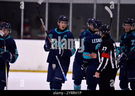 Kiew, Ukraine. Dezember 2024. Kiew, Ukraine 4. Dezember 2024 Tschernenko Sergej (18 Kapitale) in Aktion während des ukrainischen Eishockey-Meisterschaftsspiels 2024/2025 zwischen Kiew Kapitals und Kryzhynka-Shalet Arena in Kiew, Ukraine (KUBANOV PAVLO UKR/SPP) Credit: SPP Sport Pressefoto. /Alamy Live News Stockfoto