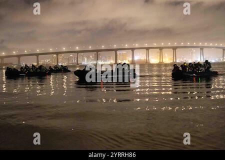 Coronado, Kalifornien, USA. November 2024. US-Marines mit 1. Bataillon, 7. Marine-Regiment, 1. Marine-Division, Pilot-Kampfkautschuk-Raiding-Boot-Kurs, der von der Expeditionary Warfare Training Group Pacific auf der Naval Amphibious Base Coronado, Kalifornien, am 14. November 2024 veranstaltet wurde. Während des Kurses trainierten Marines, um Schwimmerkundungen für eine kleine Bootsanfallsfirma zu planen und durchzuführen, um den Einsatz vorzubereiten. Quelle: U.S. Marines/ZUMA Press Wire/ZUMAPRESS.com/Alamy Live News Stockfoto