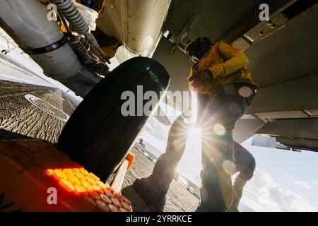 Pazifik. Oktober 2024. Aviation Boatswains Mate (Aircraft Handling) Airman Mylene Marquez aus Manila, Philippinen, schießt einen Keil unter einem Flugzeug auf dem Flugdeck des Flugzeugträgers USS George Washington (CVN 73) der Nimitz-Klasse, während er am 29. Oktober 2024 im Pazifischen Ozean unterwegs ist. George Washington ist der erste vorwärtsgerichtete Flugzeugträger der 7. Flotte, ein langjähriges Symbol für das Engagement der USA, eine freie und offene indopazifische Region zu erhalten, während er mit Alliierten und Partnern in der größten vorwärtsgerichteten nummerierten Flotte der US Navys operiert. (Kreditbild: Stockfoto