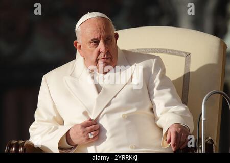 4. Dezember 2024, Vatikanstadt. PAPST FRANZISKUS während seiner Generalaudienz am mittwoch auf dem Petersplatz im Vatikan. (Kreditbild: © Evandro Inetti/ZUMA Press Wire) NUR REDAKTIONELLE VERWENDUNG! Nicht für kommerzielle ZWECKE! Stockfoto