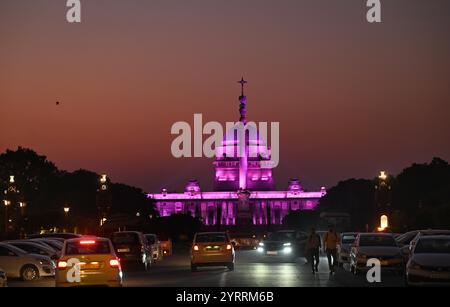 Neu-Delhi, Indien. Dezember 2024. NEW DELHI, INDIEN - 3. DEZEMBER: Das erleuchtete Rashtrapati Bhawan in lila Farbe markiert den Internationalen Tag der Menschen mit Behinderungen am 3. Dezember 2024 in Neu Delhi, Indien. (Foto: Arvind Yadav/Hindustan Times/SIPA USA) Credit: SIPA USA/Alamy Live News Stockfoto