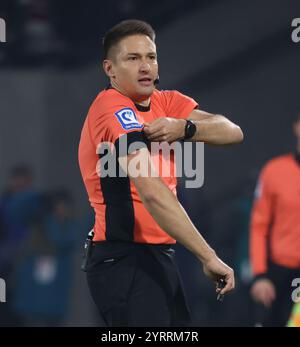 Schiedsrichter Tobias Reichel, Köln, Deutschland. Dezember 2024. DFB-Pokal-Runde von 16, 1. FC Köln - Hertha BSC Berlin. DFL-VORSCHRIFTEN VERBIETEN DIE VERWENDUNG VON FOTOS ALS BILDSEQUENZEN UND LIVE NEWS Stockfoto