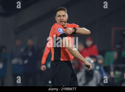 Schiedsrichter Tobias Reichel, Köln, Deutschland. Dezember 2024. DFB-Pokal-Runde von 16, 1. FC Köln - Hertha BSC Berlin. DFL-VORSCHRIFTEN VERBIETEN DIE VERWENDUNG VON FOTOS ALS BILDSEQUENZEN UND LIVE NEWS Stockfoto