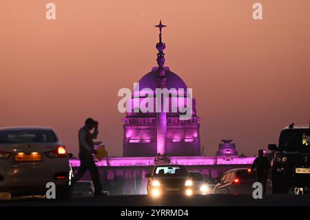 Neu-Delhi, Indien. Dezember 2024. NEW DELHI, INDIEN - 3. DEZEMBER: Das erleuchtete Rashtrapati Bhawan in lila Farbe markiert den Internationalen Tag der Menschen mit Behinderungen am 3. Dezember 2024 in Neu Delhi, Indien. (Foto: Arvind Yadav/Hindustan Times/SIPA USA) Credit: SIPA USA/Alamy Live News Stockfoto