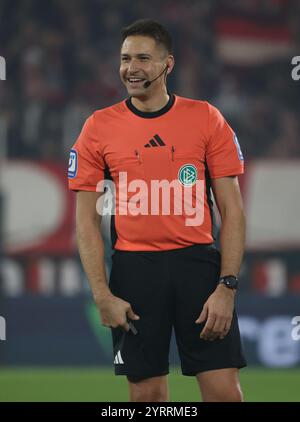 Schiedsrichter Tobias Reichel, Köln, Deutschland. Dezember 2024. DFB-Pokal-Runde von 16, 1. FC Köln - Hertha BSC Berlin. DFL-VORSCHRIFTEN VERBIETEN DIE VERWENDUNG VON FOTOS ALS BILDSEQUENZEN UND LIVE NEWS Stockfoto