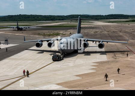 Die der 911. Maintenance Group zugeordneten Flieger schleppen den ersten C-17 Globemaster III in den neuen zwei-Bay-Hangar am Pittsburgh International Airport Stockfoto