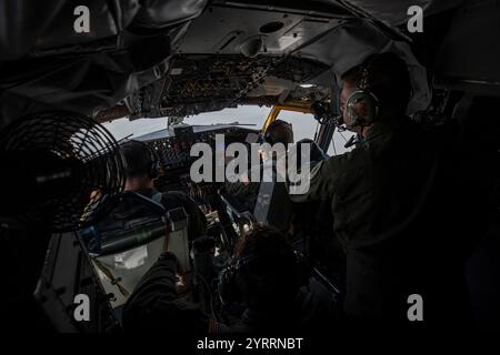 Ein Stratotanker der U.S. Air Force KC-135R, gesteuert von Lt. Col. Christian Lawlor, links, Lt. Col. Rich Friendlich, rechts, Col. John Cosgrove, 108th Wing Comm Stockfoto