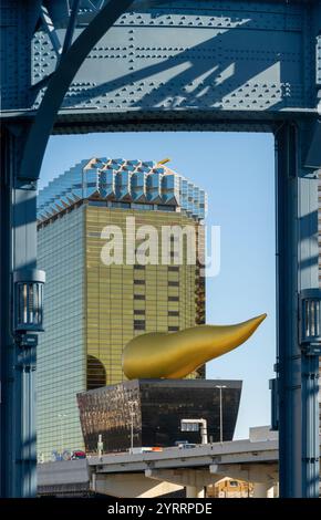 Asahi Bierhalle Gebäude mit der Flammenskulptur auf dem Dach am Sumida Fluss in Sumida Tokio Japan Stockfoto