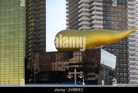 Asahi Bierhalle Gebäude mit der Flammenskulptur auf dem Dach am Sumida Fluss in Sumida Tokio Japan Stockfoto