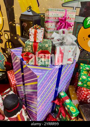 Ein Haufen gut verpackter Weihnachtsgeschenke. Stockfoto