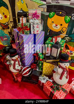 Ein Stapel gut verpackter weihnachtsgeschenke Stockfoto