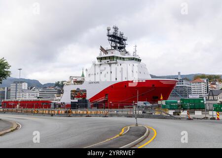 Bergen Norwegen, Offshore-Versorgungsschiff und Schleppschiff Siem Pearl im Hafen Bergen an der Westküste Norwegens, Europa, 2024 Stockfoto