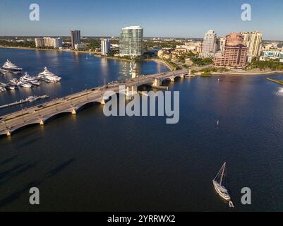 APRIL 2022, West Palm Beach, Florida, USA – die Skyline von West Palm Beach umfasst die Royal Park Draw Bridge, West Palm Beach, Florida Stockfoto