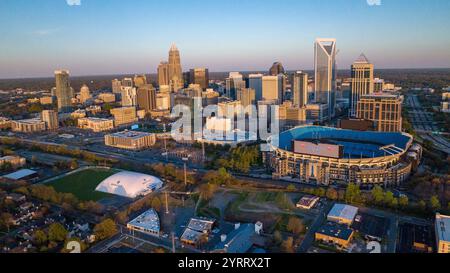 APRIL 2022, CHARLOTTE, NC, USA – Luftaufnahme von Charlotte, North Carolina an klaren Tagen mit Highways und Skyline und dem Bank of America Stadium Stockfoto