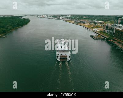 6. APRIL 2022, SAVANNAH GEORGIA, USA - aus der Vogelperspektive auf die historische Stadt Savannah Georgia und den Savannah River mit Schwerpunkt auf dem Georgia Queen Riverboat Stockfoto