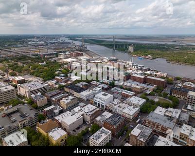 6. APRIL 2022, SAVANNAH GEORGIA, USA – aus der Vogelperspektive auf die historische Stadt Savannah Georgia und den Savannah River Stockfoto