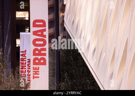Los Angeles, Kalifornien, USA - 29. November 2024: Abendlichter beleuchten das Broad, ein neues Museum für zeitgenössische Kunst in der Innenstadt. Stockfoto