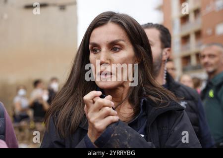 Königin Letizia während ihres Besuchs in einem von der DANA betroffenen Gebiet am 3. November 2024 in Paiporta, Valencia, Valencianische Gemeinschaft, Spanien mit: Queen Letizia Wo: Valencia, Spanien Wann: 03. November 2024 Credit: Oscar Gonzalez/WENN Stockfoto