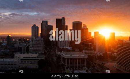 Dramatischer Blick auf die Wolkenkratzer des Finanzviertels von Downtown Los Angeles, Kalifornien, USA. Stockfoto