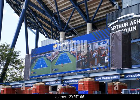 Queens, New York, USA - 20. August 2024: Fans treffen sich, um Spiele auf einer großen Anzeigetafel während der US Open in New York City zu sehen. Stockfoto