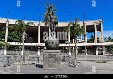 RIO DE JANEIRO, BRASILIEN - 26. November 2024: Bellini-Statue vor dem Maracana-Stadion Stockfoto