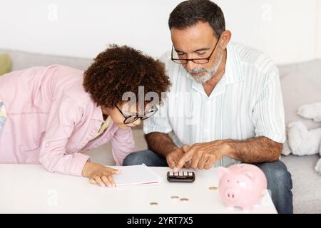 Großvater lehrt Enkel in Brasilien finanzielle Fertigkeiten Stockfoto