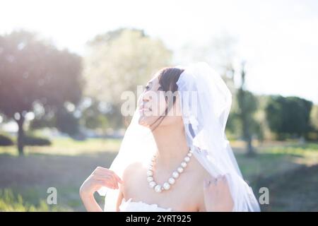 Frau im Hochzeitskleid im Licht Stockfoto