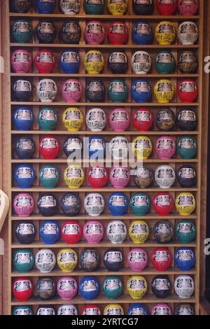 Sammlung von Daruma-Köpfen in Japan Stockfoto