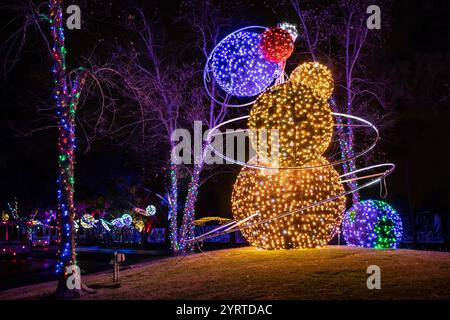 Orangefarbenes und violettes Weihnachtslicht im Galaxie-Design. Foto am Abend im NASA Johnson Space Center in Houston Texas Stockfoto