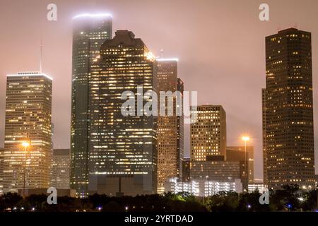 Die Skyline der Innenstadt von Houston, Texas, beleuchtete Gebäude. Foto an einem bewölkten, nebeligen Abend Stockfoto