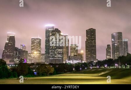 Die Skyline der Innenstadt von Houston, Texas, beleuchtete Gebäude. Foto an einem bewölkten, nebeligen Abend Stockfoto