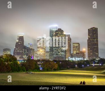 Die Skyline der Innenstadt von Houston, Texas, beleuchtete Gebäude. Foto an einem bewölkten, nebeligen Abend Stockfoto