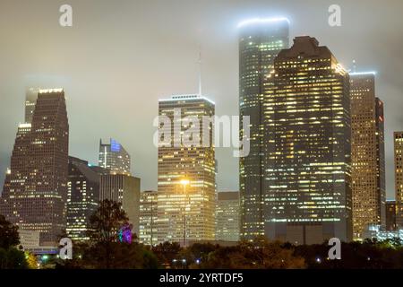 Die Skyline der Innenstadt von Houston, Texas, beleuchtete Gebäude. Foto an einem bewölkten, nebeligen Abend Stockfoto