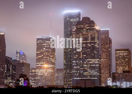 Die Skyline der Innenstadt von Houston, Texas, beleuchtete Gebäude. Foto an einem bewölkten, nebeligen Abend Stockfoto