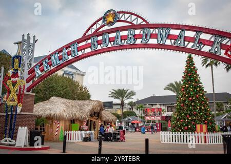 Kemah Board Walk Eintrittstor während der Weihnachtszeit. Foto beim Kemah Board Walk in Houston Texas an einem bewölkten Tag Stockfoto