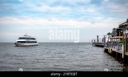 Bootstour auf dem Wasser neben dem Kemah Board Walk. Foto in Houston Texas an einem bewölkten Tag Stockfoto