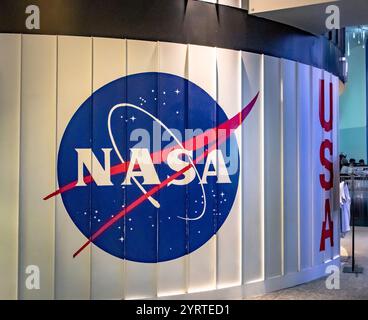 Rotes und blaues NASA-Logo auf einer Metallwand. Foto gemacht im Johnson Space Center in Houston Texas Stockfoto