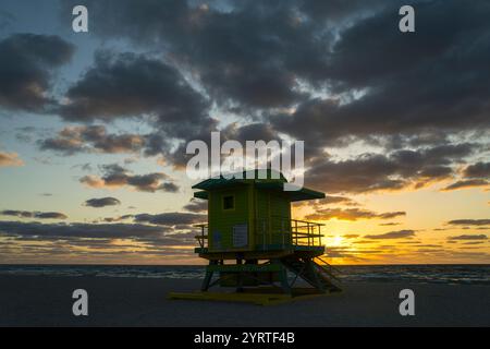 APRIL 2022, SOUTH MIAMI BEACH, FL., USA - Sonnenaufgang am Miami Beach mit Rettungsschwimmerstand in Silhouette Stockfoto