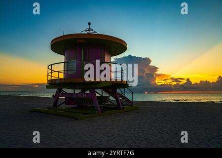 APRIL 2022, SOUTH MIAMI BEACH, FL., USA - Sonnenaufgang am Miami Beach mit Rettungsschwimmerstand in Silhouette Stockfoto