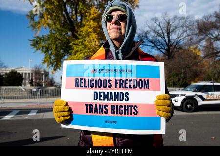 Washington, Usa. Dezember 2024. Ein Demonstrant hält ein Plakat mit der Aufschrift „Religionsfreiheit verlangt Trans Rechte“ während einer Demonstration gegen ein Gesetz aus Tennessee, das Puberty Blocker und Hormontherapie für Transsexuelle-Teenager verbietet, das heute vor dem Obersten Gerichtshof in Washington, DC diskutiert wird. Credit: SOPA Images Limited/Alamy Live News Stockfoto