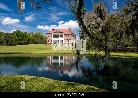 4. APRIL 2022, CHARLESTON, SC, USA - die Drayton Hall Plantation liegt am Ashley River 24 Meilen von Charleston, South Carolina, entfernt und wurde 1752 fertiggestellt Stockfoto