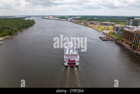 6. APRIL 2022, SAVANNAH GEORGIA, USA - aus der Vogelperspektive auf die historische Stadt Savannah Georgia und den Savannah River mit Schwerpunkt auf dem Georgia Queen Riverboat Stockfoto