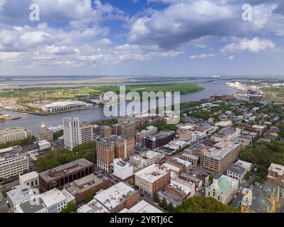 6. APRIL 2022, SAVANNAH GEORGIA, USA – aus der Vogelperspektive auf die historische Stadt Savannah Georgia und den Savannah River Stockfoto