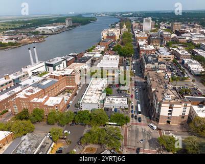 6. APRIL 2022, SAVANNAH GEORGIA, USA – aus der Vogelperspektive auf die historische Stadt Savannah Georgia und den Savannah River Stockfoto